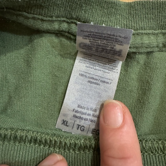 Gildan Unisex Playful Graphic Tee – “Shuck Me, Suck Me, Eat Me Raw” Oyster Print - Picture 2 of 4